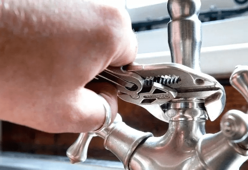 Burien-Bathroom-Kitchen-Faucet-Repair
